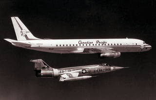El “Empress of Montreal” escoltado por un F-104 poco antes de romper la barrera del sonido. A los mandos del caza, el legendario piloto Chuck Yeager, el primero en volar más rápido que el sonido.